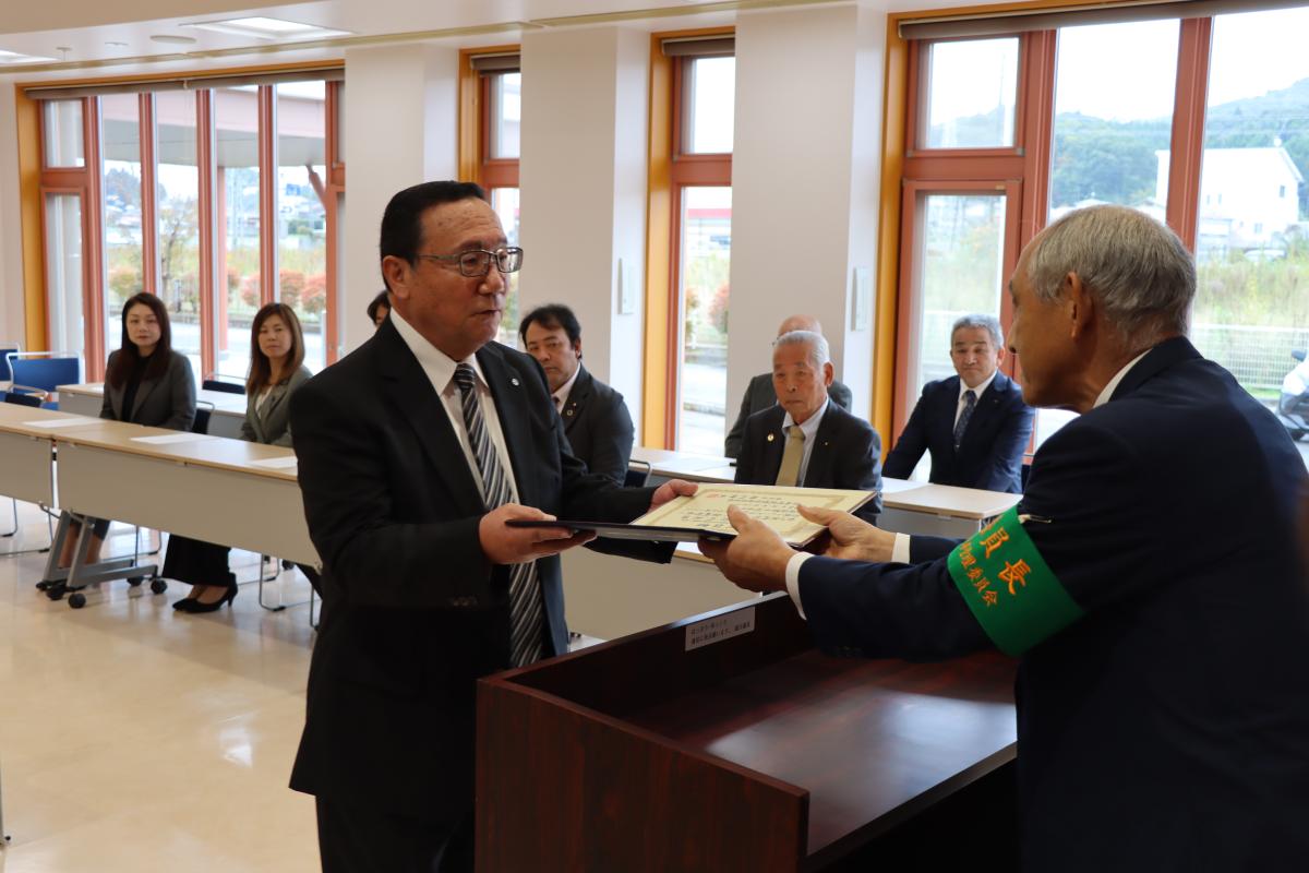 泉崎村長選挙　当選証書付与式をピックアップ