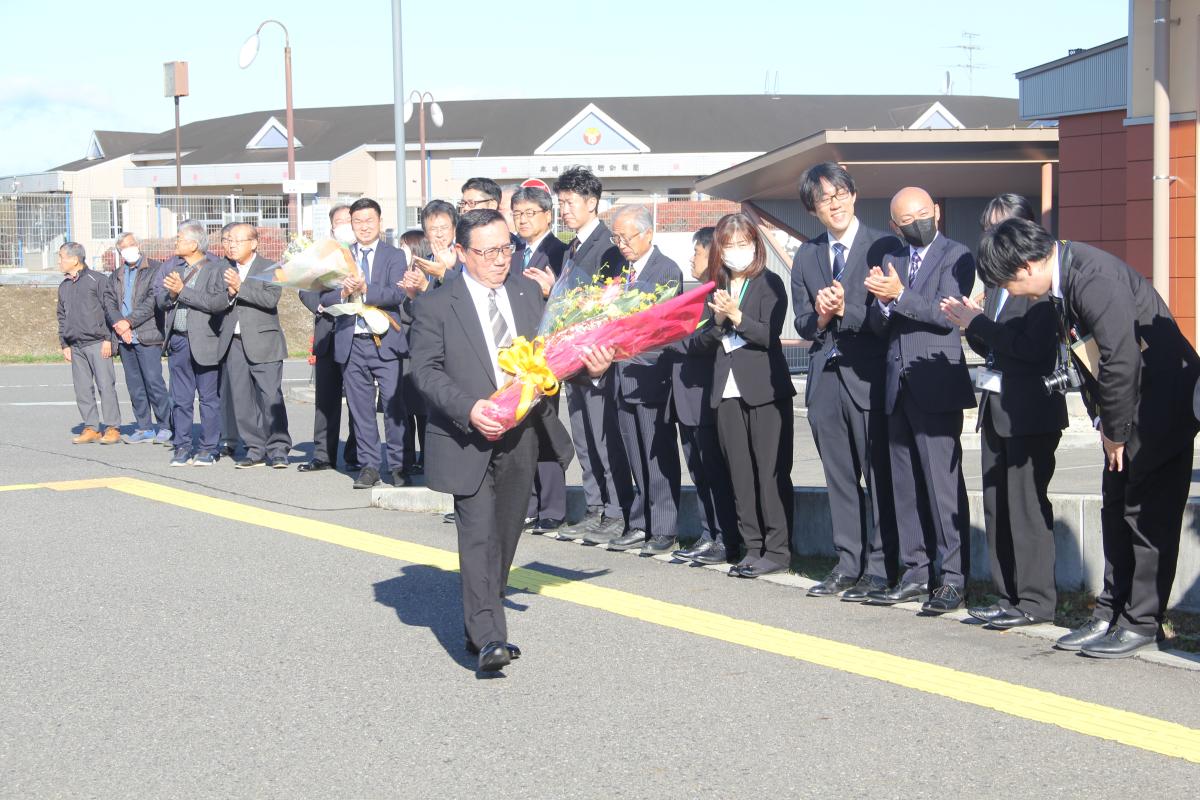 箭内憲勝村長が初登庁をピックアップ